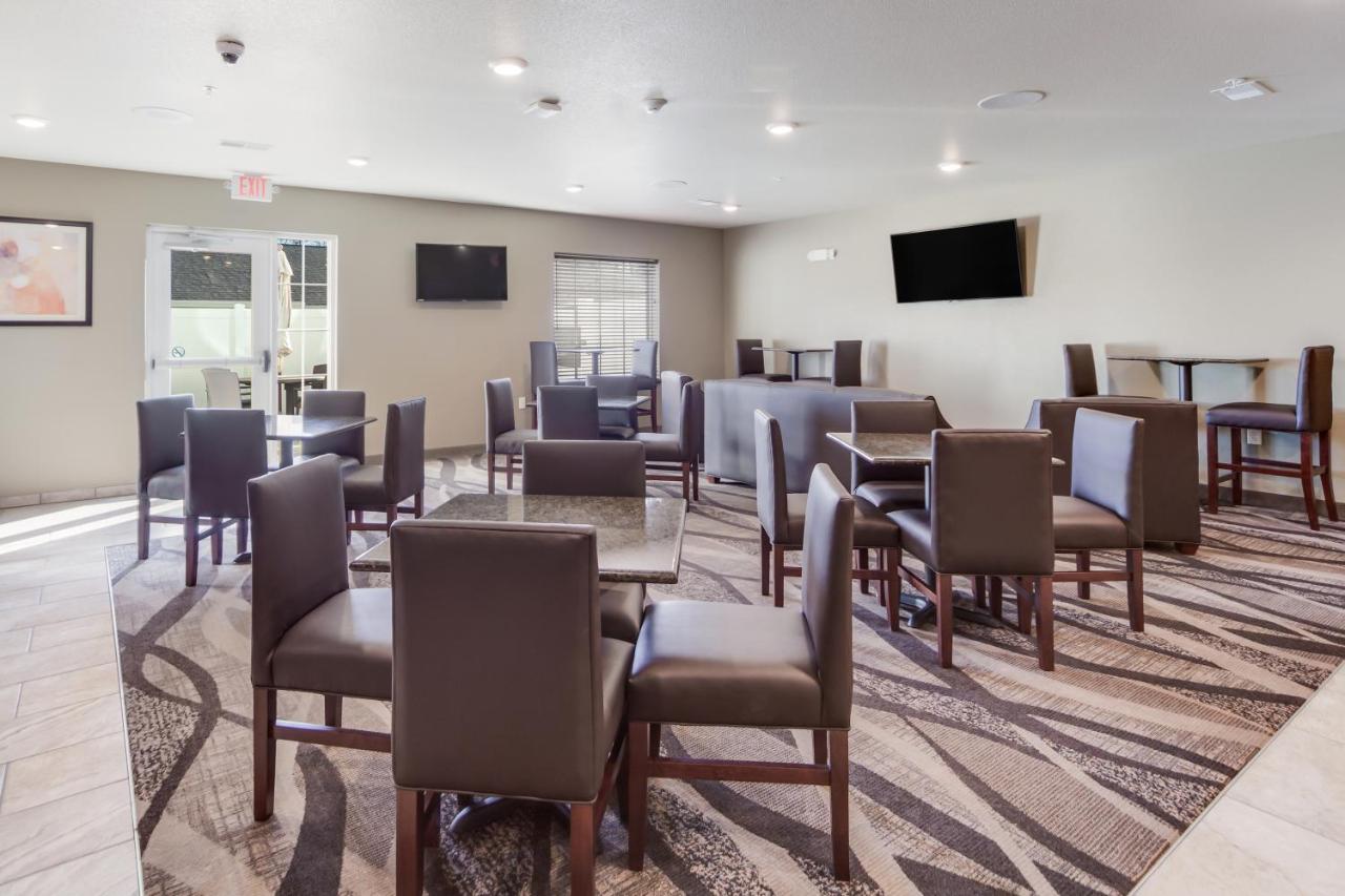 Cobblestone Inn & Suites-Fremont Exteriör bild