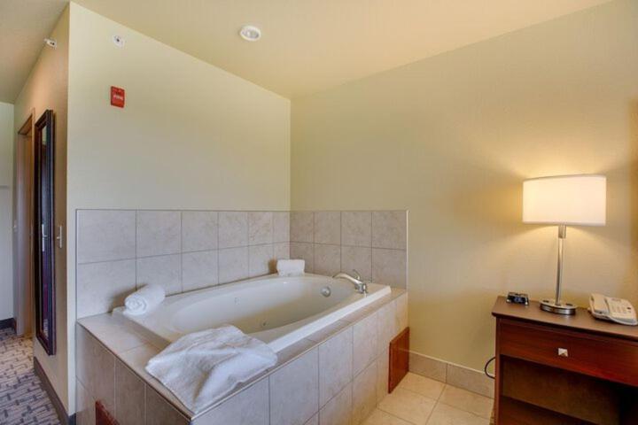 Cobblestone Inn & Suites-Fremont Exteriör bild
